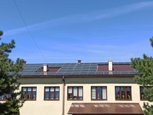 Widok paneli fotowoltaicznych na dachu budynku  Szkoły Podstawowej w Regnowie