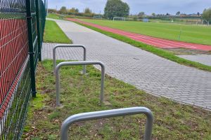 Bieżnia przy boisku.