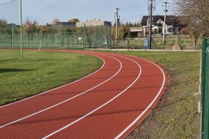 Bieżnia przy boisku.
