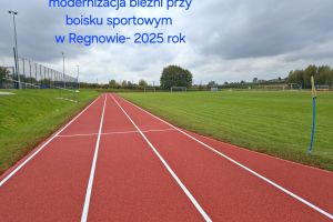 Bieżnia przy boisku.