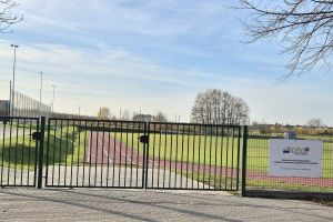 Bieżnia przy boisku wraz z ogrodzeniem.