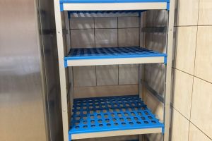 Regał w świetlicy wiejskiej w Regnowie