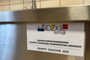 Meble ze stali szlachetnej z informacją że projekt został współfinansowany z budżetu Samorządu Województwa Łódzkiego