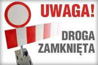 Grafika przedstawia znak zakaz wjazdu ze szlabanem oraz informację ,, Uwaga! Droga zamknięta"